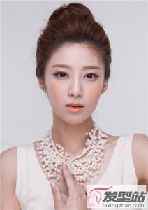 中年女性盘发发型 蓬松感盘发落落大方