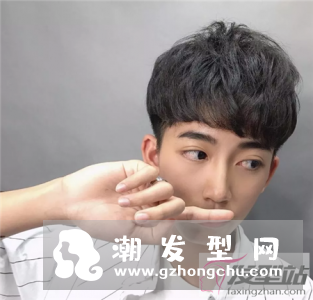 秋冬男生剪这两款最潮 个性渐变发复古锅盖