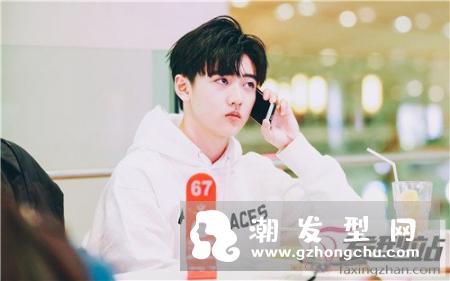 男生头顶头发少适合什么发型 时尚烫发蓬松有型增加发量
