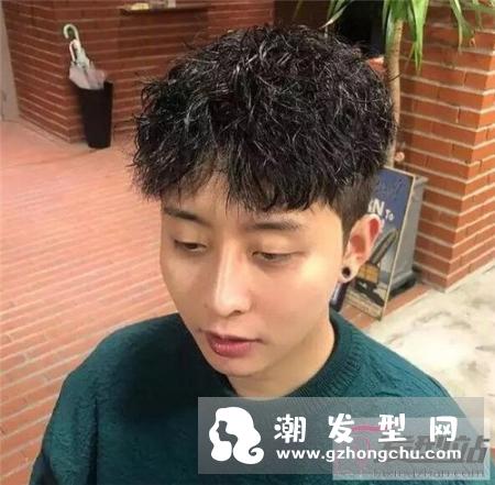 男生复古纹理烫发型 不同风格领时尚潮流