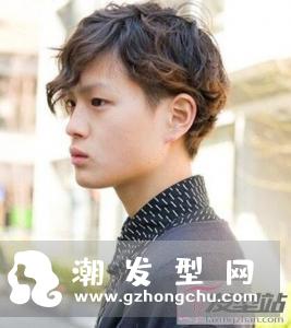 男生波浪卷发型 时尚灵动潮男必备