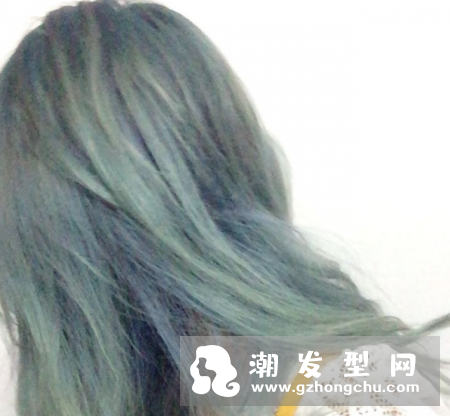 黑蓝色头发掉成啥颜色 是直接染么