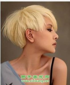 春夏女生短卷发发型图片 轻盈迷人的短卷发走跳春夏出游去