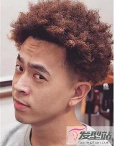 男生短发黑人烫造型 吸睛亮眼制造高回头率