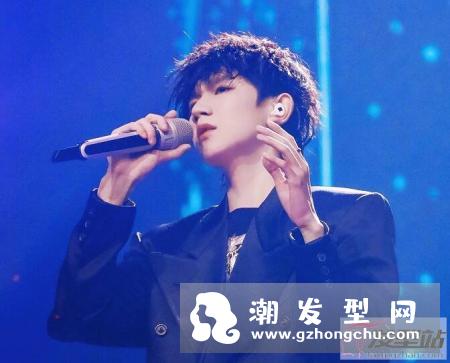 锡纸烫发型图男 王源锡纸烫搭配黑色西装超级帅