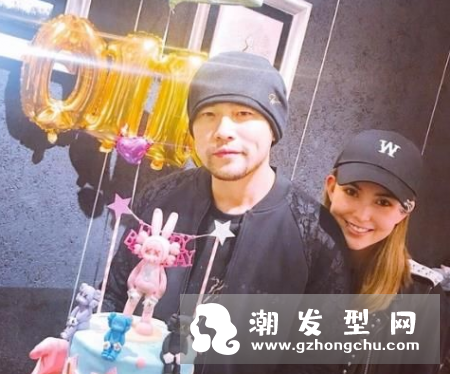 昆凌的头发是什么颜色 是天生的吗