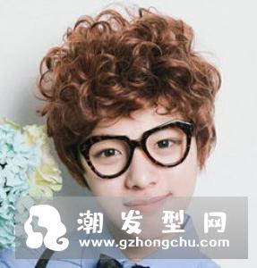适合男生的烫发发型 小卷烫发减龄又洋气