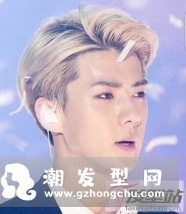 男生奶茶色染发发型 搭配烫发轻轻松松变暖男