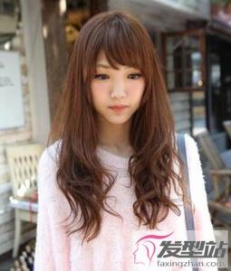长发女生适合烫什么卷发 纹理烫发时髦修颜显发量