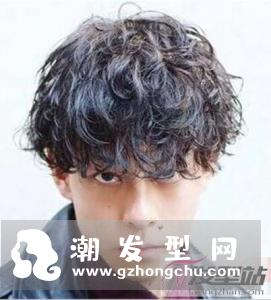 男士短发小卷烫发发型 洋气灵动呈现完美脸型