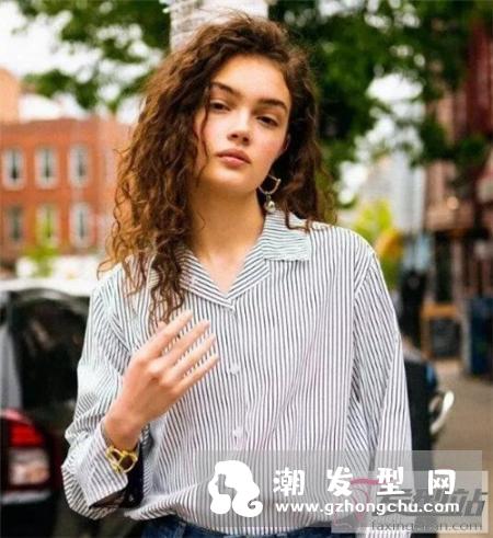 “泡面头”也不比羊毛卷差 蓬松显瘦打造小脸
