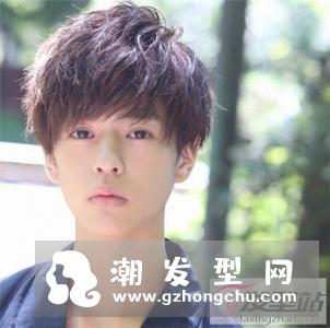 校园男生蓬松微烫发型 率性空气烫秒变时尚校草