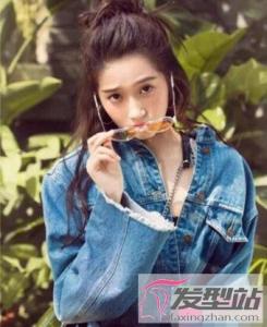 中长卷发怎么扎 半丸子头俏皮减龄