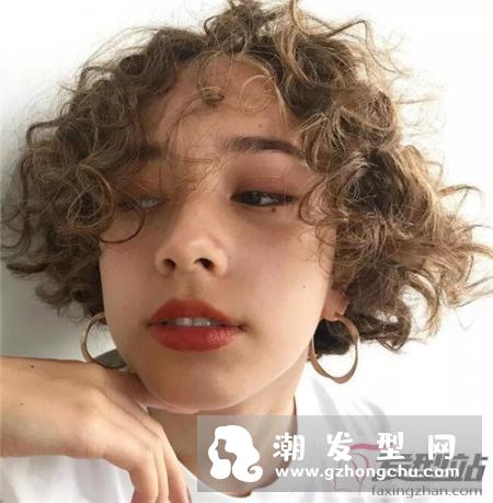 时尚短发羊毛卷 重返18岁少女颜值