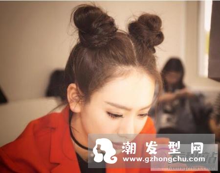 左右双丸子头这么扎好看 萌萌哒展现双重可爱