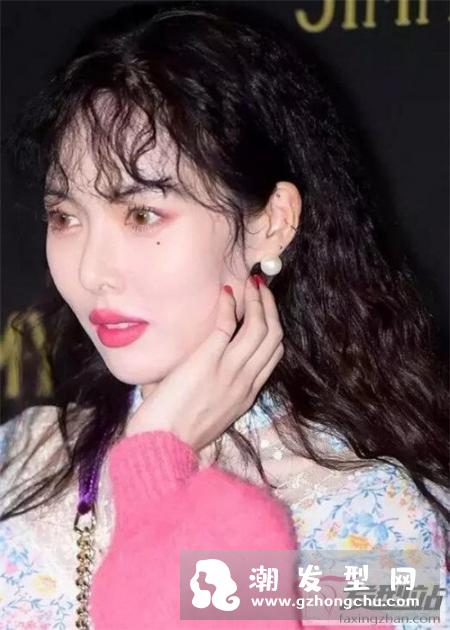 “泡面头”也不比羊毛卷差 蓬松显瘦打造小脸