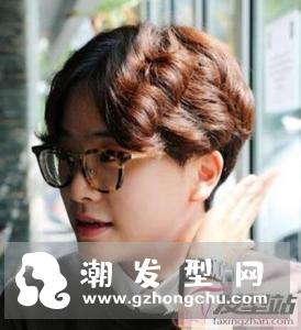 男生波浪卷发型 时尚灵动潮男必备