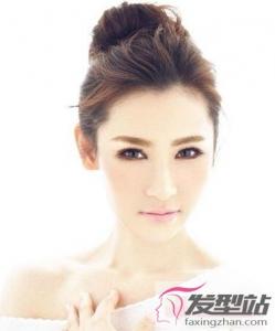 中年女士成熟盘发 减龄洋气韵味十足