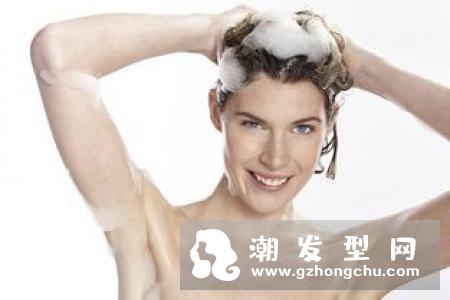 啤酒洗头有副作用吗 用啤酒洗头发会变色怎么回事