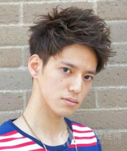 方脸男生适合什么发型 韩式男发修颜显嫩超有型
