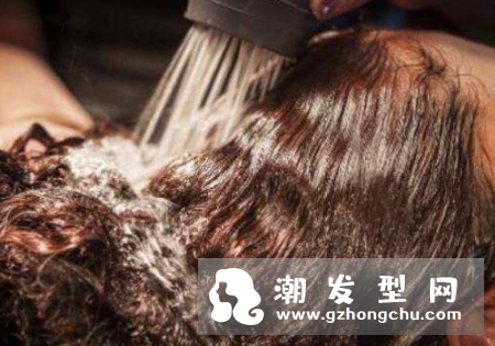 洗完澡先吹头发还是先敷面膜 一起进行的好处