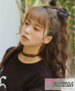 长发女生芭比烫发型 瘦脸精致如芭比娃娃
