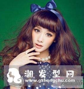 长发女生芭比烫发型 瘦脸精致如芭比娃娃