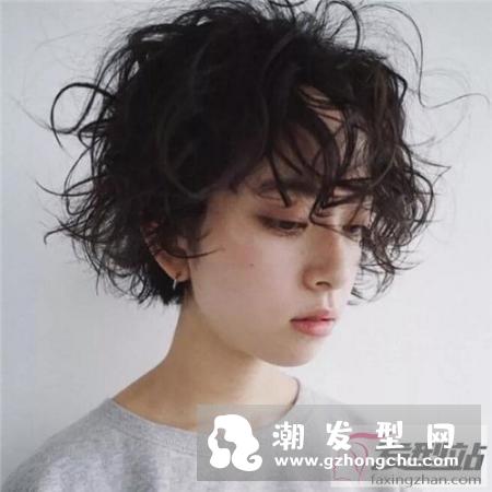 时尚短发羊毛卷 重返18岁少女颜值