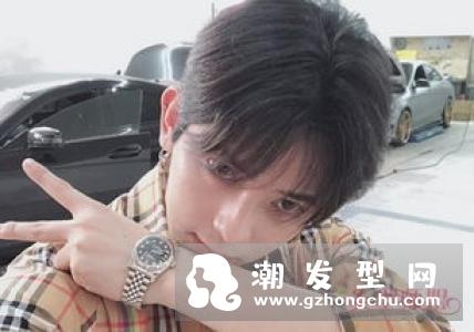 纹理中分男生发型 简约洋气提升颜值