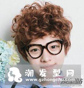 男生小卷烫短发 灵动俏皮又减龄