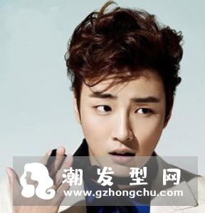适合男生的烫发发型 小卷烫发减龄又洋气