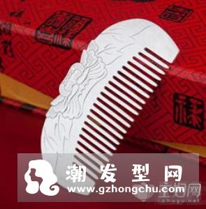 银梳子梳头有什么好处 银梳子的正确使用方法和保养
