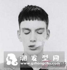 男生锅盖头超帅发型 简约中不乏时尚酷炫