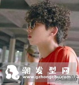 男士短发小卷烫发发型 洋气灵动呈现完美脸型