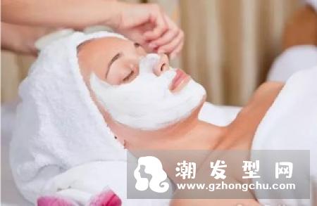 洗完澡先吹头发还是先敷面膜 一起进行的好处