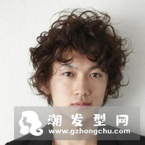 今年最流行的男生烫发发型,时髦百变十足男神范