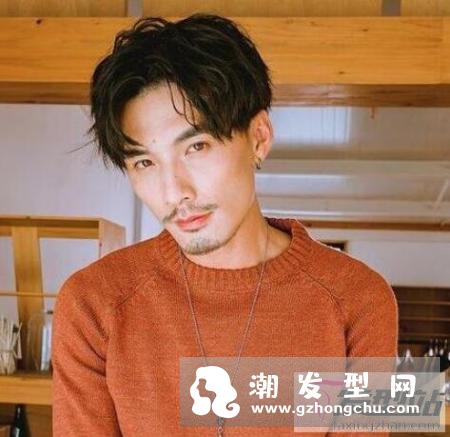 男士中分发型烫发 时尚感满满很有亲和力