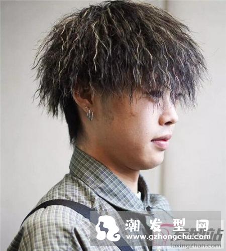 锡纸烫爆炸头发型 朋克照样帅翻天