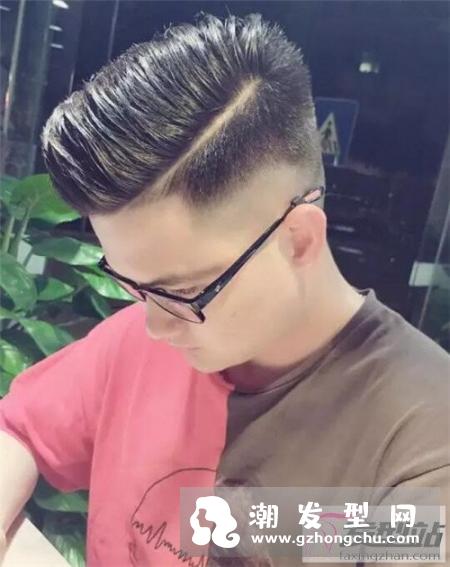 经典男生短发铲两边 三七分背头“切一道”更酷