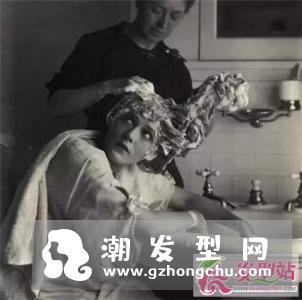 夏天头发出油怎么办 油头发型护理须知