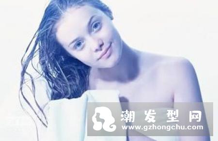 头发总是出油却又懒的洗头怎么办 简单有效的防止头发油腻方法