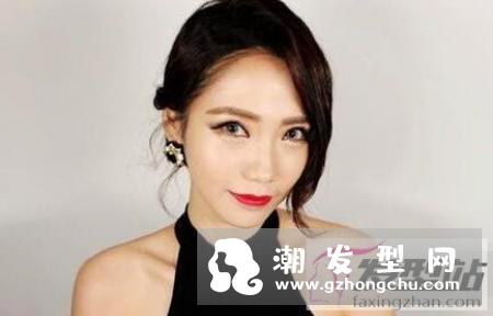 女生优雅低盘发发型教程 秒变时尚女神最惹眼