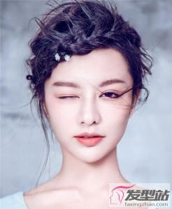 长发新娘盘发发型 凌乱风盘发独具美感