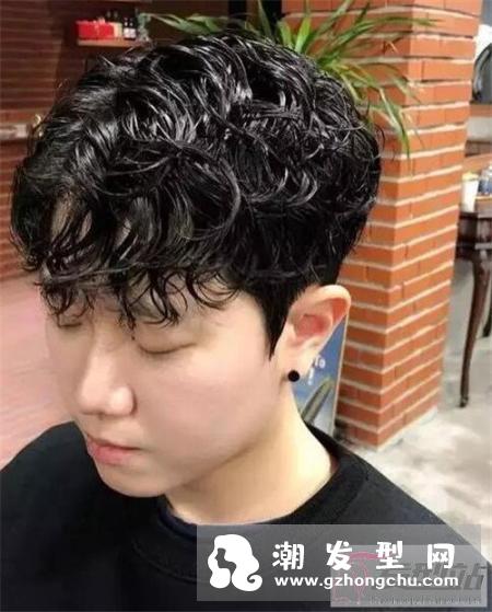 男生复古纹理烫发型 不同风格领时尚潮流