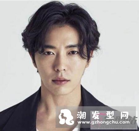 男士三七分偏分发型 跟上韩星风潮并保留自我风格