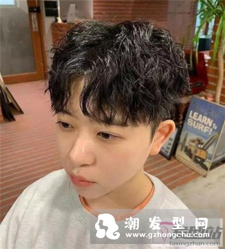 男生复古纹理烫发型 不同风格领时尚潮流
