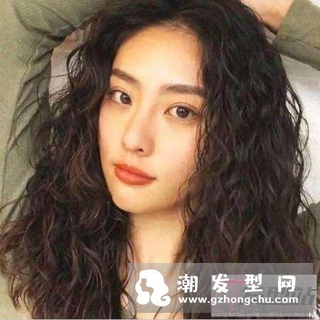 流行的筷子烫发型 轻松塑造优美卷发