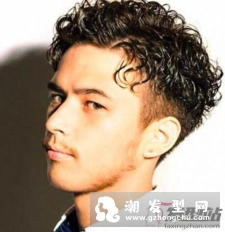 男生小卷烫短发 灵动俏皮又减龄