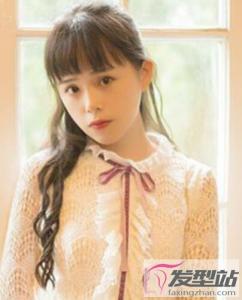 长发女生芭比烫发型 瘦脸精致如芭比娃娃