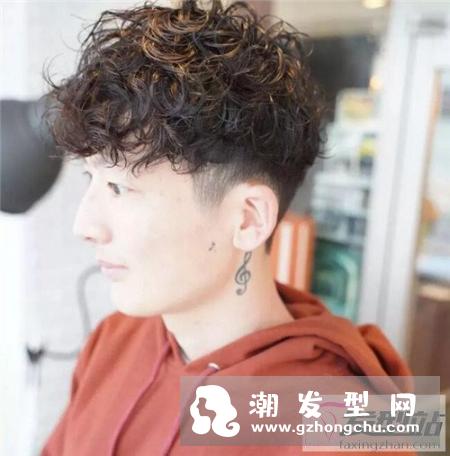 男生烫发流行哪款 层次感清新纹理烫